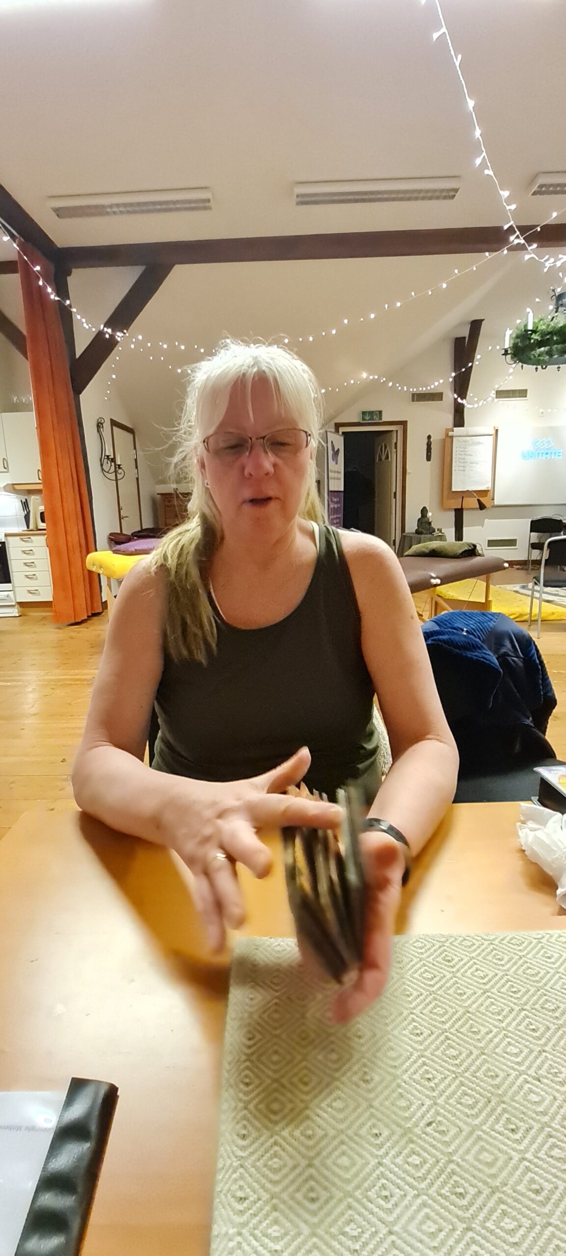 Pernilla var en av deltagarna på kursen som heter Andlig Healing. Här spår hon i tarot efter kursens slut.